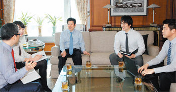 강대석 신한금융투자 사장(가운데)이 26일 서울 영등포구 여의도 사옥에서 ‘영 리더(Young Leader)’로 불리는 기업문화 담당 직원들과 대화를 나누고 있다. 신한금융투자 제공