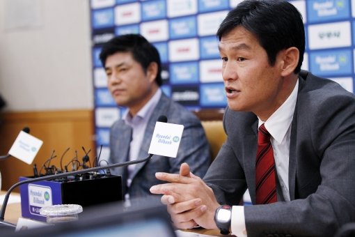 슈퍼매치 미디어데이에 임하고 있는 최용수 FC서울 감독(오른쪽)과 윤성효 수원 감독. 사진제공｜프로축구연맹