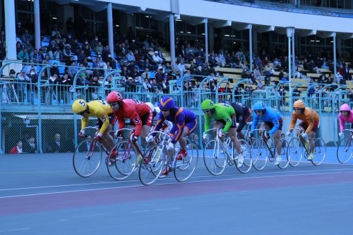 이토온센경륜장에서 벌어진 한일경륜대항전 결승전에서 이명현(4번), 최순영(6번), 김영섭(7번)이 일본선수들과 함께 레이스를 하고 있다. 사진제공｜국민체육진흥공단