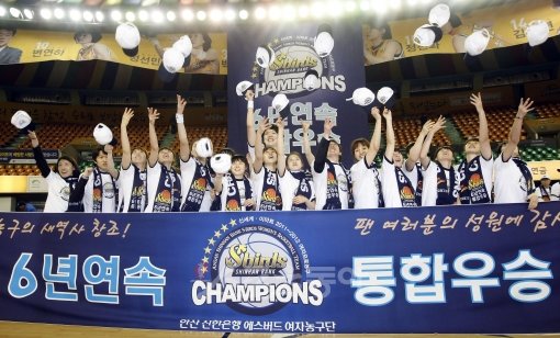 이 순간을 위해 고단한 한 시즌을 버텼는지 모른다. 신한은행 선수들이 우승 기념 현수막 앞에서 기념촬영을 끝낸 뒤 우승 모자를 던지며 기쁨을 표현하고 있다. 청주｜김종원 기자 won@donga.com 트위터 @beanjjun