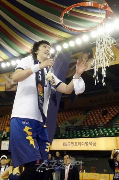 챔프전 MVP 하은주가 골망을 자르는 우승 기념 세리머니를 하고 있다. 청주｜김종원 기자