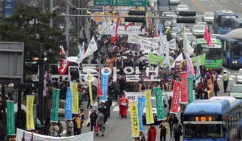 30일 오후 등록금 인상에 반대하며 반값 등록금 실현을 촉구하는 대학생들이 서울 청계광장에 집결해 중구 명동까지 거리행진을 벌이고 있다. 양회성 기자 yohan@donga.com