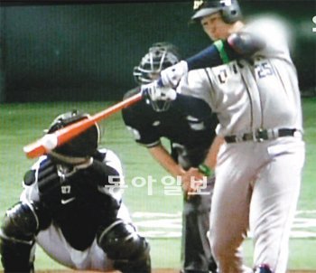 日무대 첫안타 순간 이대호(오른쪽)가 소프트뱅크와의 시즌 개막전에서 0-3으로 뒤진 6회 1사 1, 3루에서 가운데 적시타를 터뜨리고 있다. 이 안타 덕분에 오릭스는 영봉패를 면했다. SBS TV 화면 촬영