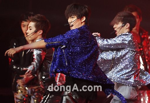 SM 신인그룹 EXO-K가 31일 오후 서울 올림픽공원 올림픽홀에서 열린 한국 쇼케이스에서 화려한 퍼포먼스를 펼치고 있다. 올림픽공원 | 국경원 기자 onecut@donga.com