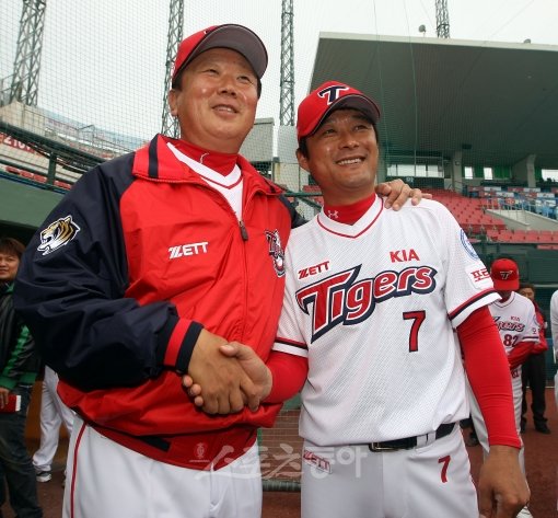 ‘이때만 해도….’ 선동열 감독(왼쪽)은 KIA 사령탑에 취임한 직후 팀 최선참인 이종범과 광주구장에서 반갑게 악수를 나눴다. 
그러나 스프링캠프를 거친 뒤 선 감독은 이종범이 후배를 위해 길을 내주는 것이 낫다고 생각을 굳혔다. 스포츠동아DB