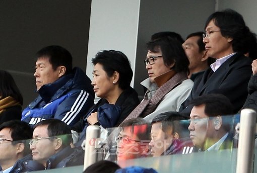 차범근 SBS해설위원과 부인 오은미씨, 조광래 전 대표팀 감독, 최순호 FC서울 미래기획단장(맨 왼쪽부터)이 수원-서울전을 진지하게 지켜보고 있다. 수원｜박화용 기자