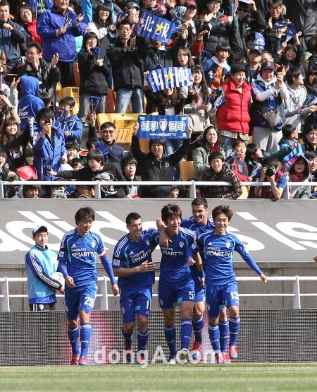 1일 오후 수원 월드컵경기장에서 열린 프로축구 K리그 수원삼성과 FC서울의 경기에서 수원 박현범이 전반전에 선취골을 터트린 후 세레모니를 펼치고 있다. 수원ㅣ박화용 기자 inphoto@donga.com 트위터 @seven7sola