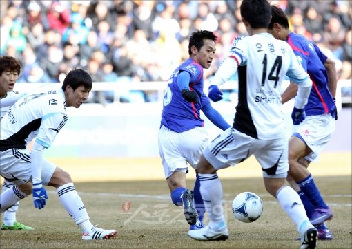 김남일이 설기현에게 패스하고 있다. 스포츠동아DB