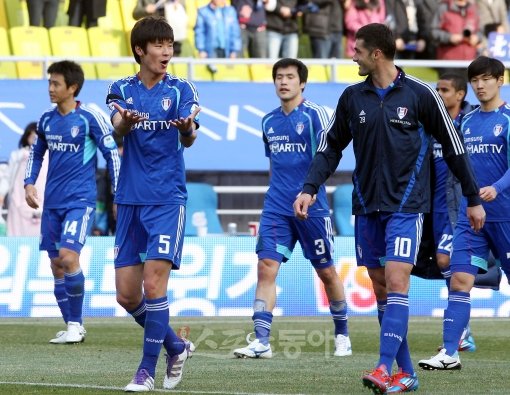 1일 오후 수원 월드컵경기장에서 열린 프로축구 K리그 수원삼성과 FC서울의 경기에서 수원이 박현범과 스테보의 골에 힘입어 2-0 완승을 거뒀다. 경기종료 후 박현범(왼쪽)이 라돈치치와 이야기를 하고  있다. 수원｜박화용 기자 inphoto@donga.com 트위터 @seven7sola