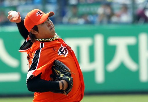 한화 류현진은 지난해 11승을 하고도 “주춤했다”는 소리를 들었다. 올 시즌은 시범경기부터 절대에이스로서 기대감을 키워가고 있다. 31일 광주 KIA전에 선발 등판해 역투하고 있는 류현진. 광주｜김민성 기자 marineboy@donga.com 트위터@bluemarine007