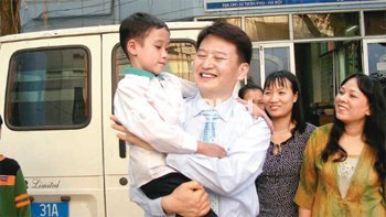 문영기 유진크레베스 대표가 한국에서 심장병 치료를 받게 될 베트남 어린이를 안고서 활짝 웃고 있다. 유진크레베스 제공