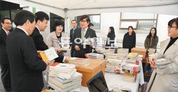 도서나눔 캠페인 현장에 순천향대 손풍삼 총장과 보직자, 교수 등이 나와 책을 기증하고
있다. 순천향대 제공