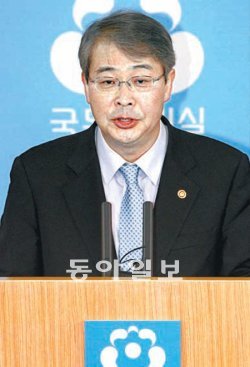 임종룡 국무총리실장이 1일 서울 종로구 정부중앙청사에서 기자회견을 열고 민간인 불법 사찰 의혹과 관련한 총리실의 입장을 설명하고 있다. 김재명 기자 base@donga.com