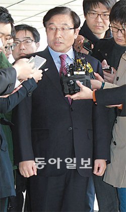 총리실의 민간인 불법사찰과 관련해 자신이 자료 삭제를 지시한 ‘몸통’이라고 주장한 이영호 전 대통령고용노사비서관이 지난달 31일 서울 서초구 서초동 서울중앙지검에 출두하면서 기자들의 질문에 답하고 있다. 박영대 기자 sannae@donga.com