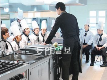 지난달 29일 서울 서대문구 충정로에 있는 라미드호텔전문학교에서 학생들이 조리실습 수업을 받고 있다. 라미드호텔전문학교 제공