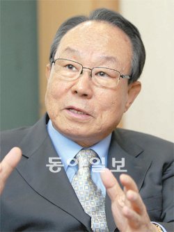 박관용 전 국회의장은 얼굴색이 10, 20년은 젊어 보일만큼 건강한 모습이었다. 2시간 정도의 인터뷰를 이끌어가는 입담이 구수했다. 그는 인터뷰 말미에 여야 대표가 ‘싸우는 국회’를 끝내자는 대국민 약속을 하라고 주문했다. 김경제 기자 kjk5873@donga.com