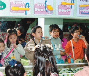 지난달 27일 오후 서울 성동구 금북초등학교 1학년 어린이들이 점심식사 후 양치실에서 이를 닦고 있다. 성동구 제공