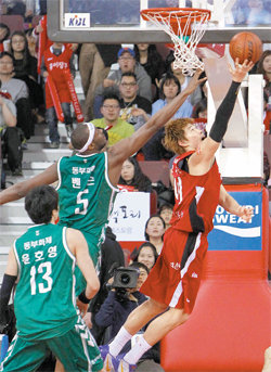 “막을테면 막아 봐” 인삼공사 오세근(오른쪽)이 1일 열린 프로농구 챔피언결정 4차전에서 동부 로드 벤슨의 수비를 따돌리고 레이업슛을 하고 있다. 인삼공사는 동부를 73-70으로 잡고 2승 2패를 기록해 승부를 원점으로 돌렸다. 안양=연합뉴스