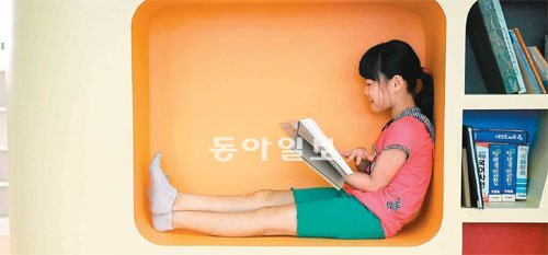 경기 수남초의 특별한 교실인 ‘두드림터’ 벽면에는 큰 구멍이 나 있는 책꽂이가 있다. 학생들은 쉬는 시간 구멍 안에 들어가 책을 읽기도 한다. 경기 수남초 제공