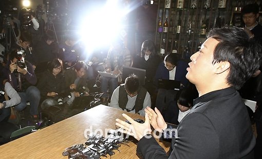 개그맨 정준하가 2일 오후 서울 강남구 한 식당에서 열린 결혼 발표 공식 기자회견에서 취재진의 질문에 답하고 있다. 국경원 기자 onecut@donga.com
