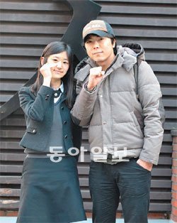 충북 흥덕고 3학년 진민아 양(왼쪽)이 폰트 디자이너 곽두열 씨를 만나 폰트 디자이너에 대한 모든 것을 들었다.