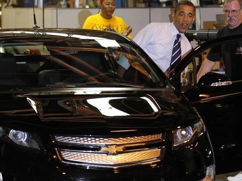 오바마 대통령이 2010년 7월 30일 미시건주 햄트랙에 위치한 제너럴 모터스 투어 중 쉐보레 볼트에 탑승하고 있다. 사진=AP