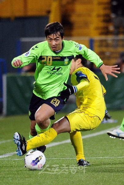 전북 현대가 4일(한국시간) 태국 부리람과 AFC 챔피언스리그 조별리그 H조 3차전 원정 경기를 갖는다. 16강 진출의 운명이 
걸린 한 판 승부다. 최전방공격수 이동국(왼쪽)의 득점이 필요하다. 사진은 이동국이 지난 달 일본 가시와 원정에서 드리블하는 
모습. 가시와=사진공동취재단