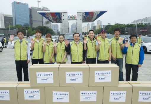 국민체육진흥공단은 스포츠사업을 통해 얻은 수익을 사회에 환원하는데 앞장서고 있다. 공단의 사회공헌활동 중 하나인 사랑나눔 보따리행사에 참여한 스포츠스타들과 정정택 공단 이사장(가운데). 사진제공｜국민체육진흥공단