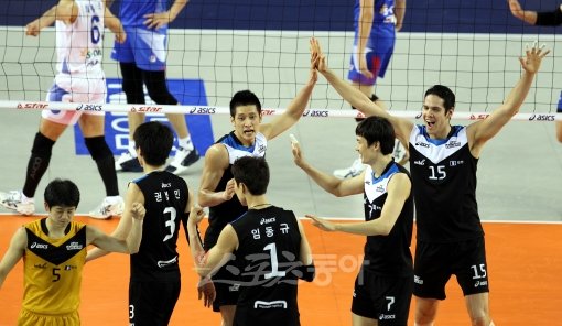현대캐피탈 선수들이 2일 천안 유관순체육관에서 벌어진 대한항공과 플레이오프 2차전에서 포인트를 따낸 뒤 기뻐하고 있다. 천안｜김민성 기자 marineboy@donga.com