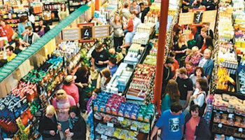 지난달 24일 ‘제1회 세계 캐시몹의 날’에 미국 오하이오 주 클리블랜드의 식료품 상점 ‘네이처스 빈’에 모인 캐시몹 참가자들. 앤드루 샘토이 씨 블로그