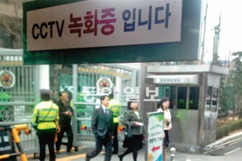 2일 폐쇄회로(CC)TV 안내판 설치가 의무화된 첫날 서울 종로구 세종로 정부중앙청사 1층 방문자대기실 문에 ‘CCTV 녹화 중’이란 안내판이 걸려 있다. 시민들이 잘 볼 수 있는 청사 정문에는 안내판이 없었다. 권기범 기자 kaki@donga.com