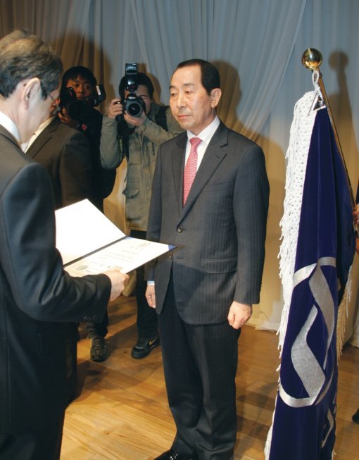 사진 설명: 김동수 공정거래위원장이 대림자동차 김계수대표이사에게 국무총리 표창을 수여하고 있다.