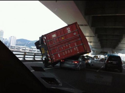 배우 이켠이 자신의 트위터에 올린 사진. 부산 광안대교에서 강풍으로 인해 일어난 사고 모습.