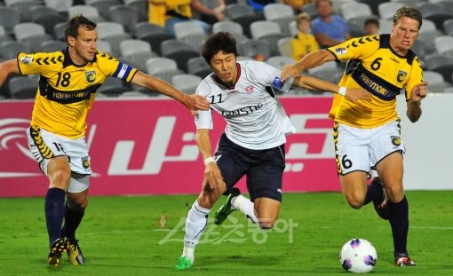 성남 한상운(가운데)이 3일 열린 AFC 챔피언스리그 G조 센트럴 코스트와의 원정 경기에서 상대 수비벽을 헤집고 드리블을 시도하고 있다. 고스포드(호주)=사진공동취재단
