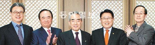 왼쪽부터 박래양 자문위원, 강대신 자문위원, 김영수 인천아시아경기조직위원장, 유준상 자문위원, 김학준 조직위 고문. 인천아시아경기조직위 제공