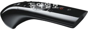 LG전자의 2012년형 스마트TV에 딸린 매직리모컨. 버튼을 최소화하고 휠을 달아 사용이 편리하게 했다. LG전자 제공