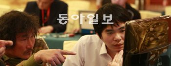 춘란배 16강전에서 대국을 먼저 마친 조치훈 9단(왼쪽)과 이세돌 9단이 함께 모니터를 지켜보며 진행 중인 바둑을 검토하고 있다. 한국기원 제공