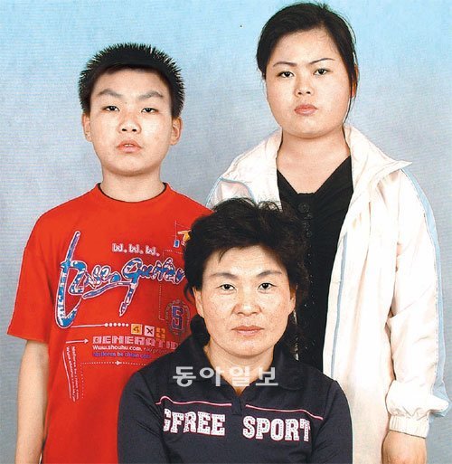 백영옥씨 가족 3년 전 모습 국군포로 고 백종규 씨의 딸 영옥 씨(가운데)와 외손자 이강민 군, 외손녀 이일심 양. 2009년 6월 중국 베이징 주재 한국총영사관에 들어가기 전날 은신처에서 찍은 사진이다. 납북자가족모임 제공