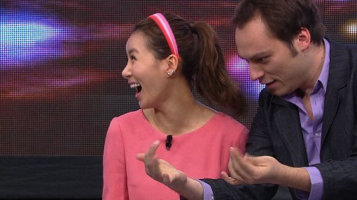 헝가리 출신의 마술사 소마(오른쪽)의 마술에 연기자 김정민이 웃고 있다. 사진제공｜채널A