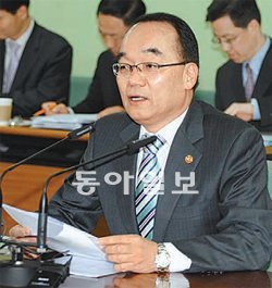 박재완 기획재정부 장관은 4일 정부과천청사에서 열린 위기관리대책회의에서 “제비 한 마리가 왔다고 봄이 온 것은 아니다”며 지나친 낙관론은 경계해야 한다고 강조했다. 기획재정부 제공