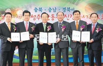 김형근 충북도의회 의장과 이시종 충북지사, 김관용 경북지사, 이상효 경북도의회의장,
안희정 충남지사, 유명기 충남도의회의장(왼쪽부터)이 경북도청에서 보령∼울진 고속
도로 조기 건설을 위한 건의문을 채택하고 있다. 경북도 제공