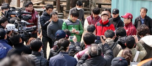 비록 2군 연습경기였지만, 구리 구장은 취재진들의 열기로 뜨거웠다. 김병현의 등장으로 올 시즌 프로야구는 흥행 대박을 예감하고 있다. 구리｜박화용 기자