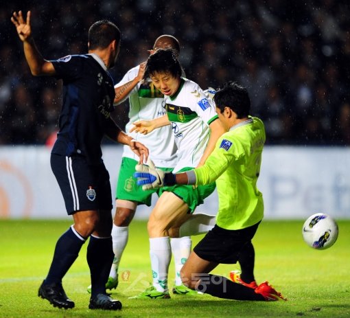 ACL 예선 라운드 H조에 편성된 전북은 3경기 만에 어렵사리 첫 승을 챙겼지만 여전히 불안하다. 4일(한국시간) 태국에서 열린 부리람과 원정전에서 이승현(가운데)이 첫 골을 성공시키고 있다. 부리람(태국)=사진공동취재단