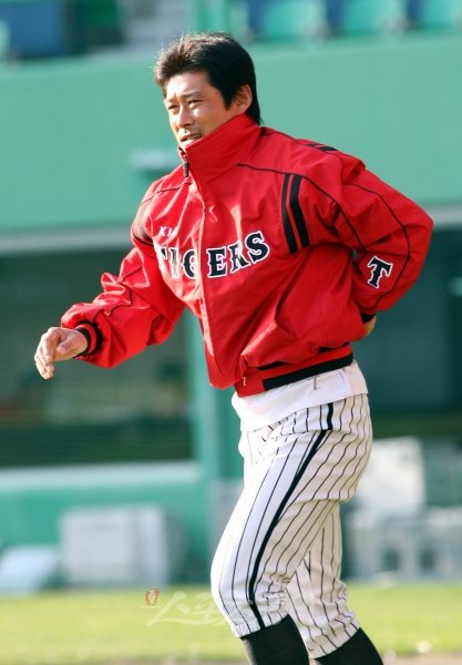 바람은 떠나지만 등번호 7번은 영원히 남는다. 이종범이 4일 KIA가 제안한 은퇴식과 영구결번을 받아들였다. 그러나 코치직은 거절했다. 그리고 “꼭 다시 돌아오겠다”는 말을 남겼다. 스포츠동아DB