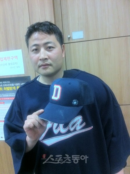 ‘아버지’라는 이름은 이혜천(두산)에게 또 다른 책임감으로 다가온다. 아들 태양 군을 떠올리며 모자에 그린 태양의 그림에서 그의 각오를 읽을 수 있다. 잠실｜홍재현 기자