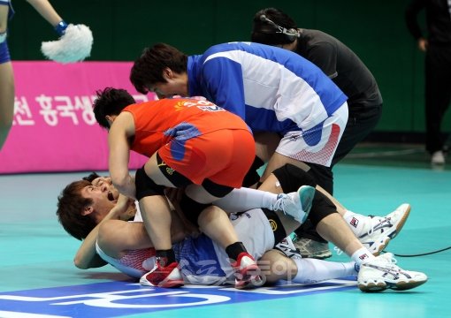 대한항공 선수들이 4일 열린 현대캐피탈과의 플레이오프 3차전에서 5세트 접전 끝에 승리를 거둔 뒤 코트에 뒤엉켜 기쁨을 나누고 있다. 인천｜김민성 기자 marineboy@donga.com 트위터@bluemarine007