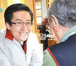 경기 고양 덕양갑에 출마한 새누리당 손범규 후보가 4일 고양동의 한 노인정을 찾아 할머니에게 한 표를 부탁하고 있다. 고양=전영한 기자 scoopjyh@donga.com