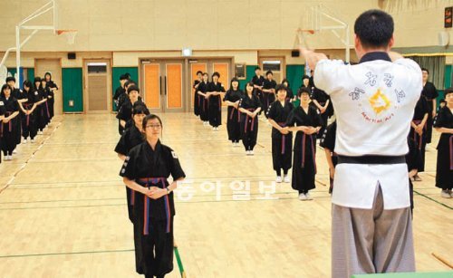 “1인 1운동 필수” 검도를 배우는 원이중학교 학생들. 이 학교 학생들은 졸업할 때까지 1인 1운동(검도)과 1인 1악기를 의무적으로 이수해야 한다. 원이중 제공