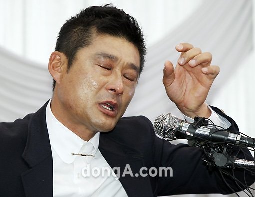 ‘바람의 아들’ KIA 타이거즈 이종범이 5일 오후 서울 리베라호텔에서 열린 은퇴 기자회견에서 가족 이야기를 하며 눈시울을 붉히고 있다.  국경원 기자 onecut@donga.com