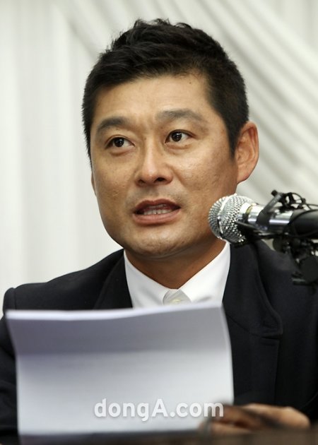 '바람의 아들’ KIA 타이거즈 이종범이 5일 오후 서울 리베라호텔에서 열린 은퇴 기자회견에서소감을 말하고 있다. 



국경원 기자 onecut@donga.com